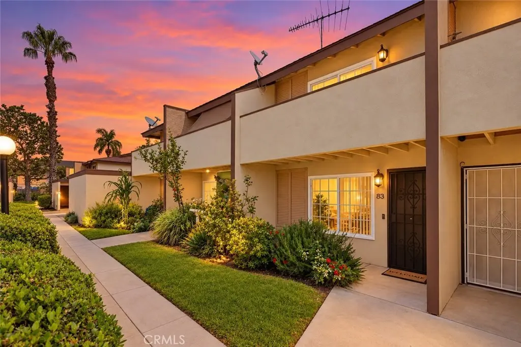521 S Lyon 83, Santa Ana, CA — listing photo 1