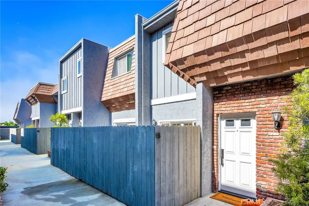 1155 11th Street 15, Manhattan Beach, CA — listing photo 1