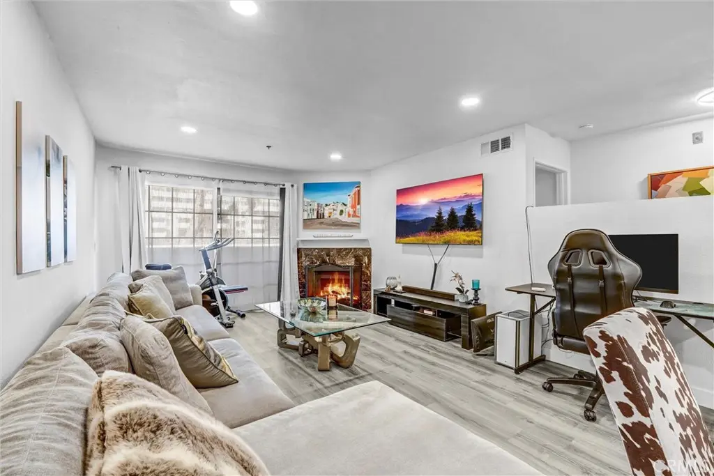6545 Reseda Boulevard 6, Reseda, CA — listing photo 1