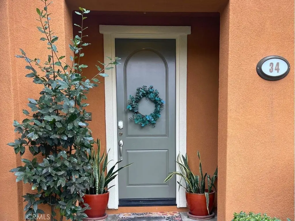 Townhouse for rent at 34 Pathway, Irvine, CA featuring 2 beds and 3 baths