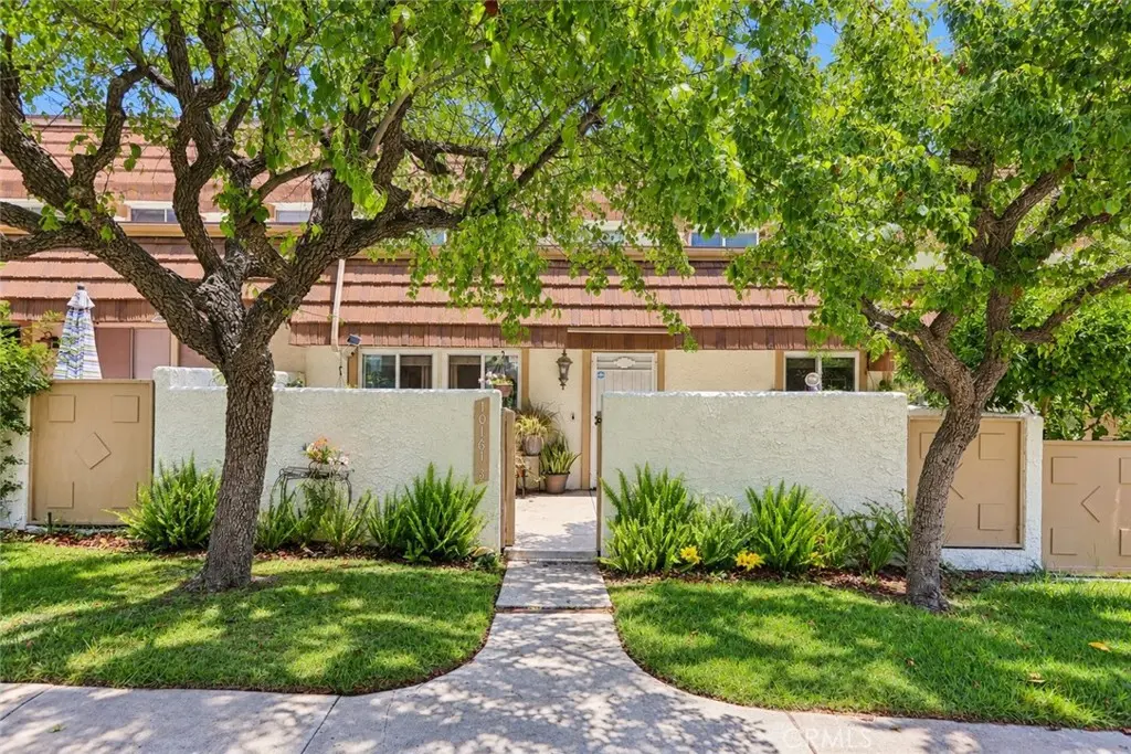 10161 Larwin Avenue 3, Chatsworth, CA — listing photo 1