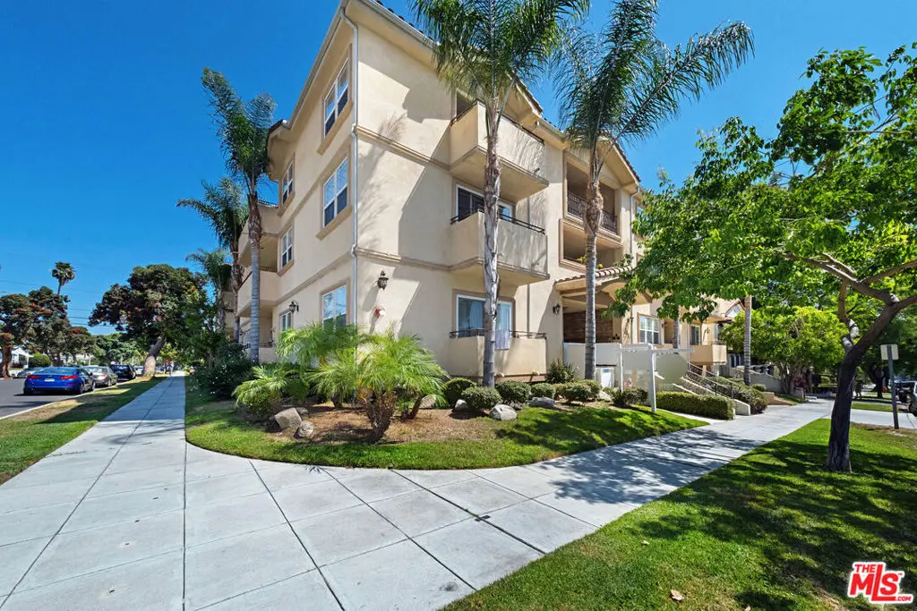 Condominium for rent at 650 E Palm Avenue 302, Burbank, CA featuring 3 beds and 2 baths