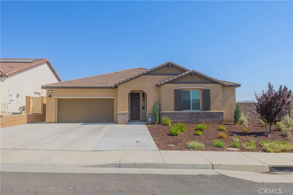 Residential Lease for rent at 16535 Shawnee, Lake Elsinore, Riverside County, CA featuring 4 beds and 4 baths