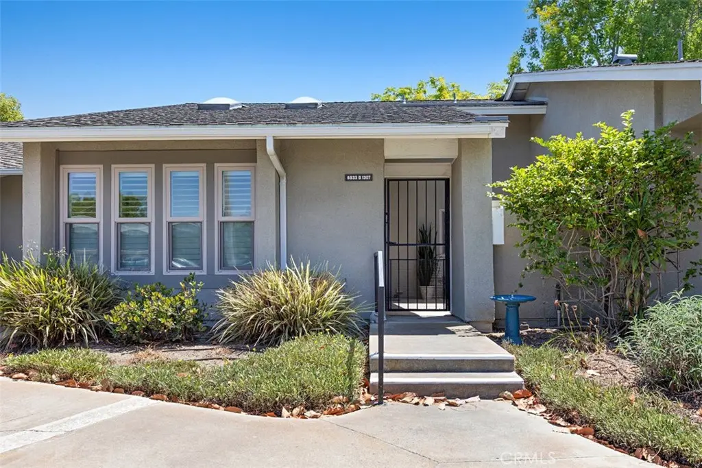 8933 Yolo 1307-B, Huntington Beach, CA — listing photo 1