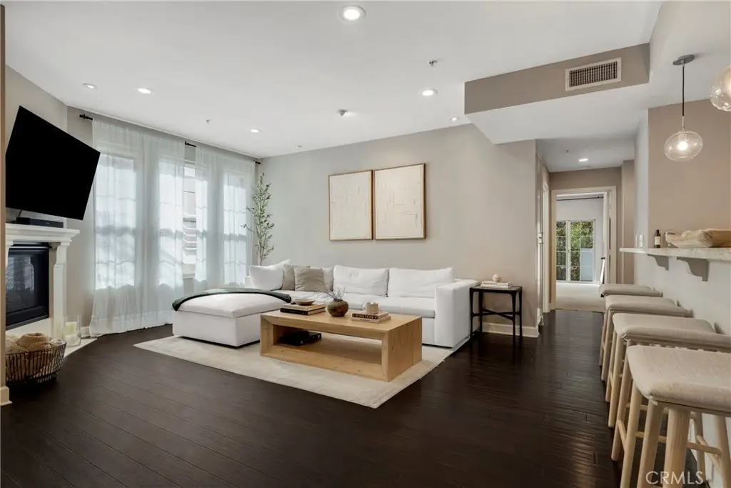 10639 Woodbridge Street 206, Toluca Lake, CA — listing photo 1