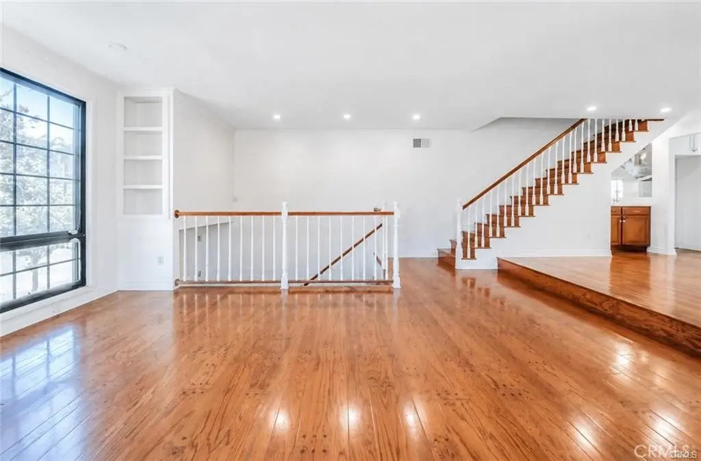 18100 Burbank, Tarzana, CA — listing photo 1