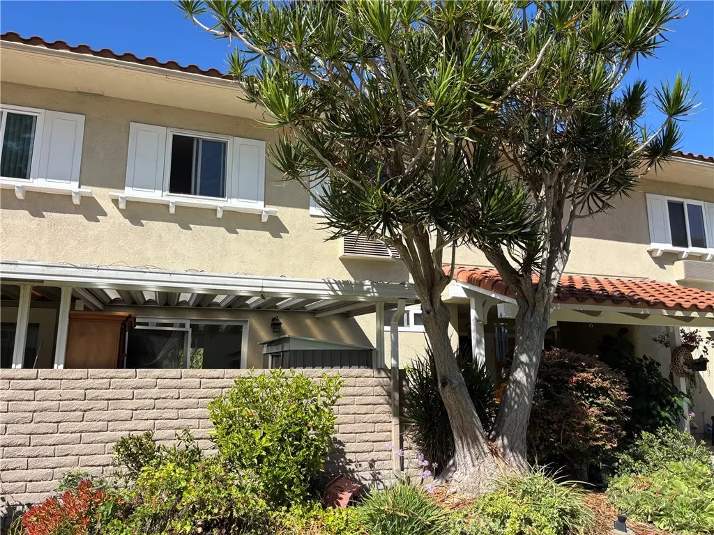 Condominium for rent at 2317 Via Puerta C, Laguna Woods, CA featuring 3 beds and 3 baths
