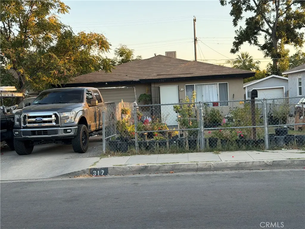 317 Woodrow, Bakersfield, CA — listing photo 1