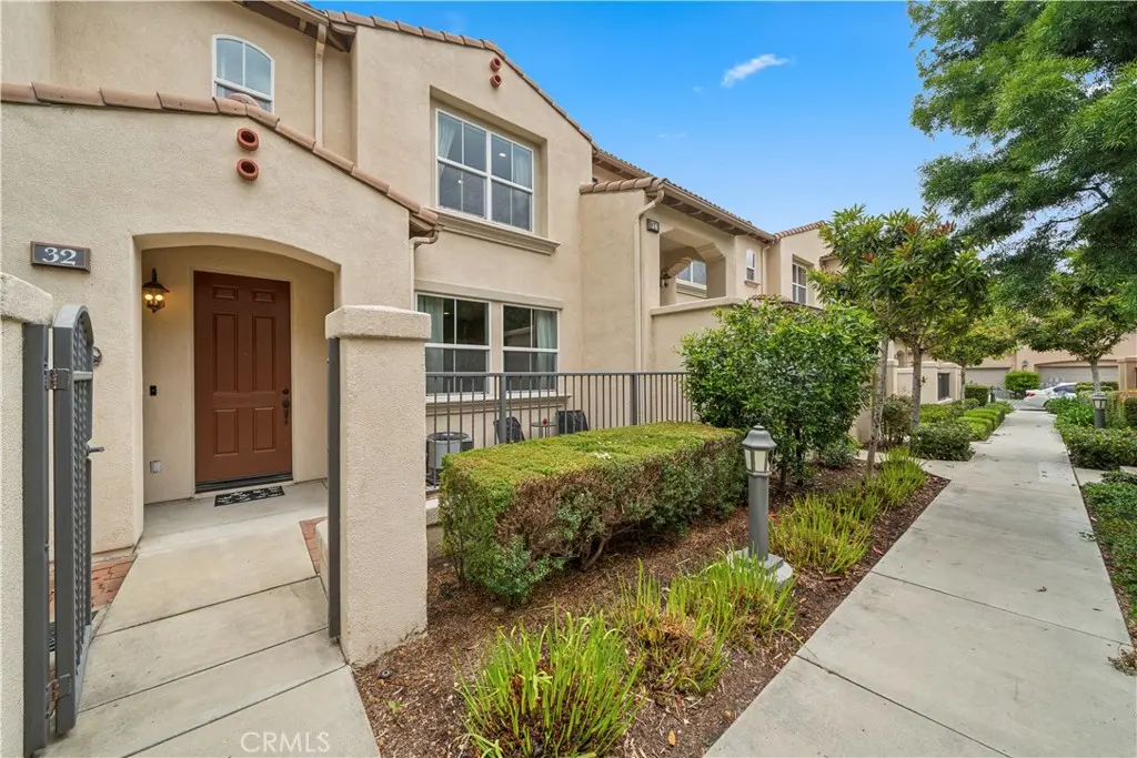 Condominium for rent at 32 New Season, Irvine, CA featuring 3 beds and 3 baths