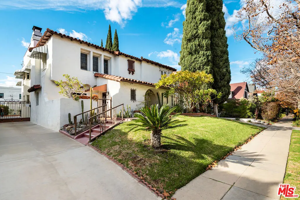 Condominium for rent at 119 N Orange Drive, Los Angeles, CA featuring 3 beds and 2 baths