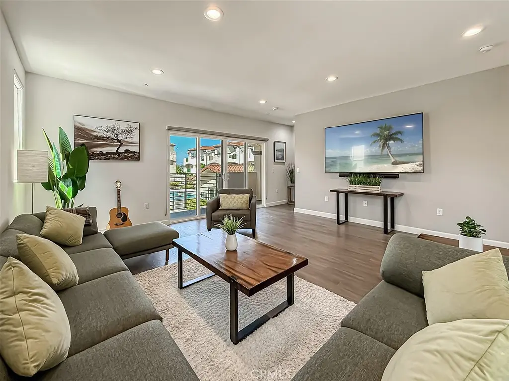 946 Warwick, Thousand Oaks, CA — listing photo 1