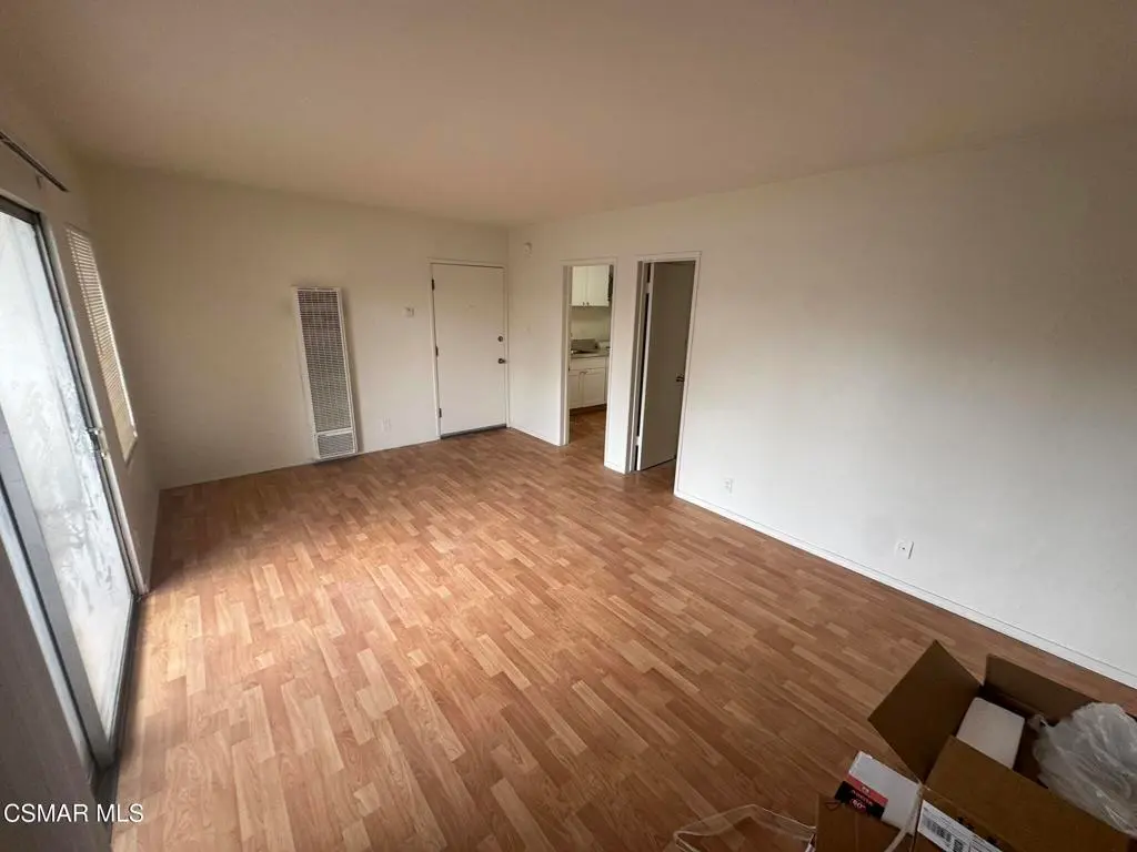 13507 Victory Boulevard 8, Van Nuys, CA — listing photo 1