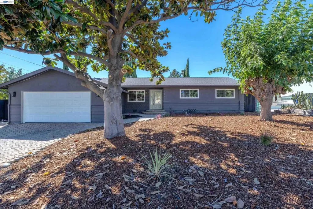 Single Family Residence for sale at 3672 Sanford St, Concord, CA featuring 4 beds and 2 baths