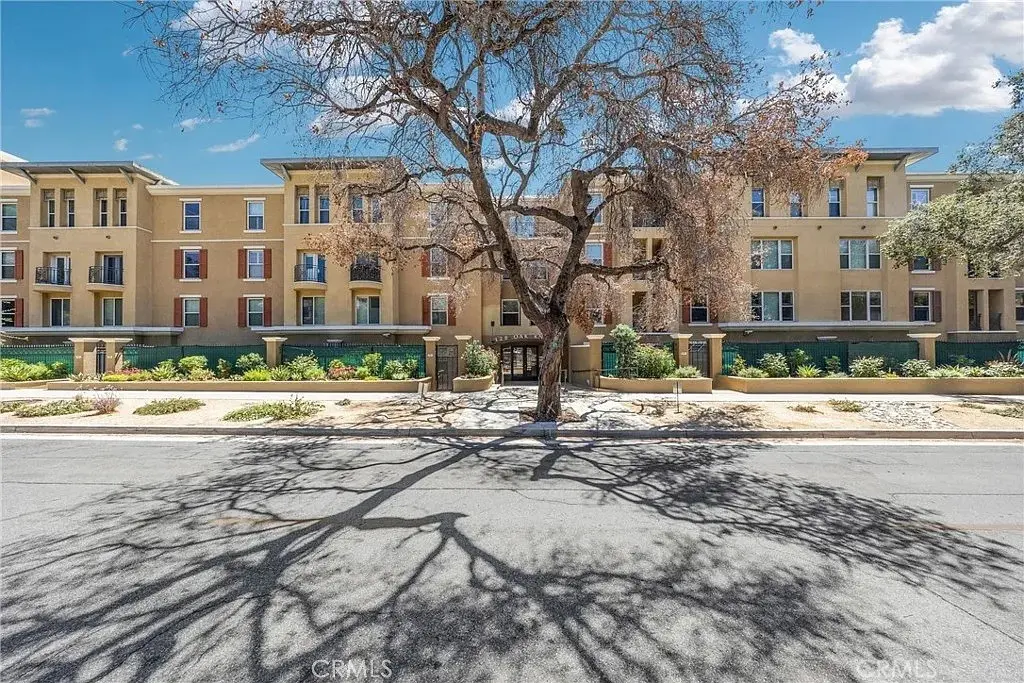 Condominium for rent at 128 N Oak Knoll 111, Pasadena, CA featuring 3 beds and 3 baths