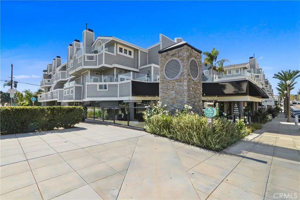 Townhouse for rent at 24582 Del Prado 202, Dana Point, CA featuring 2 beds and 3 baths