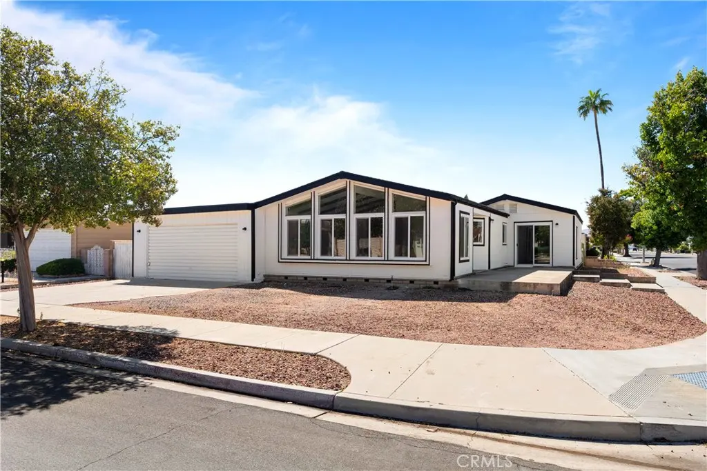 1207 Brentwood, Hemet, CA — listing photo 1