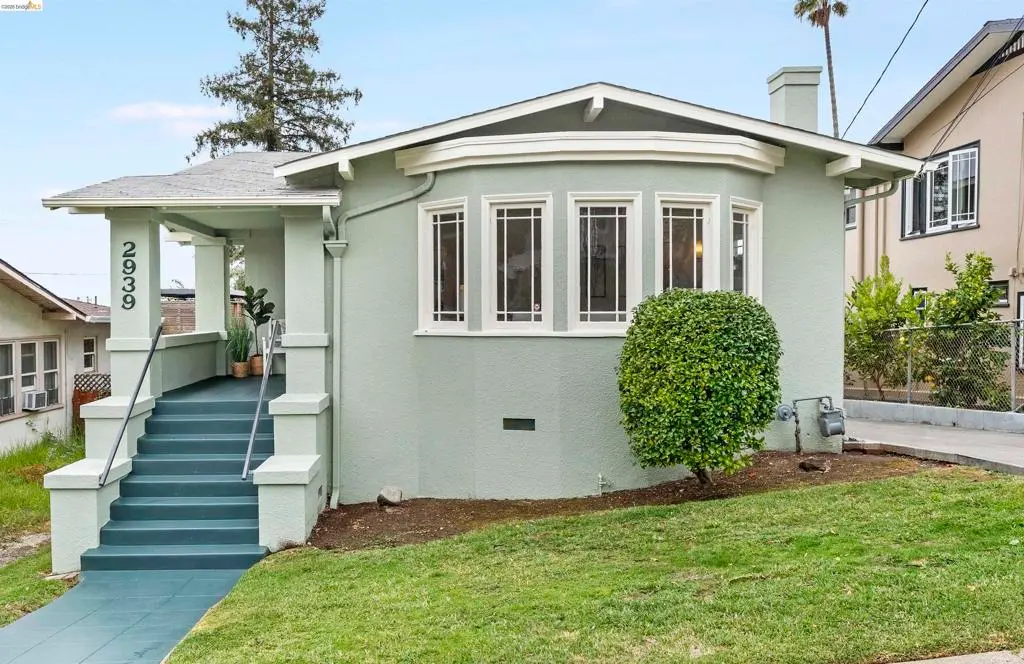 Single Family Residence for sale at 2939 Florida St, Oakland, CA featuring 2 beds and 2 baths