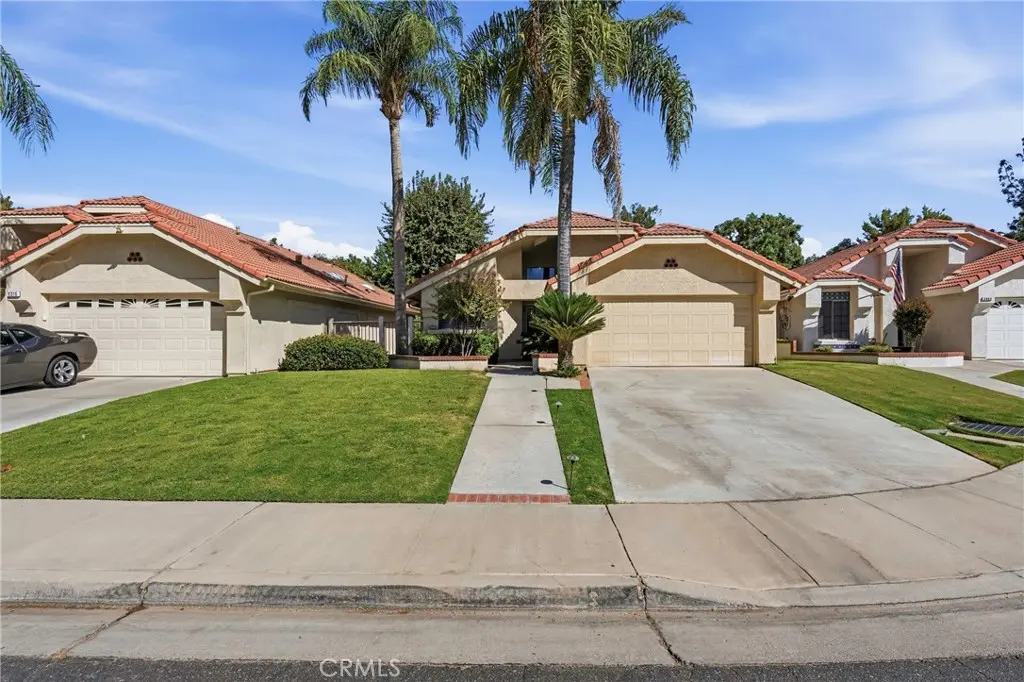 8012 Chaucer Street, Bakersfield, CA — listing photo 1