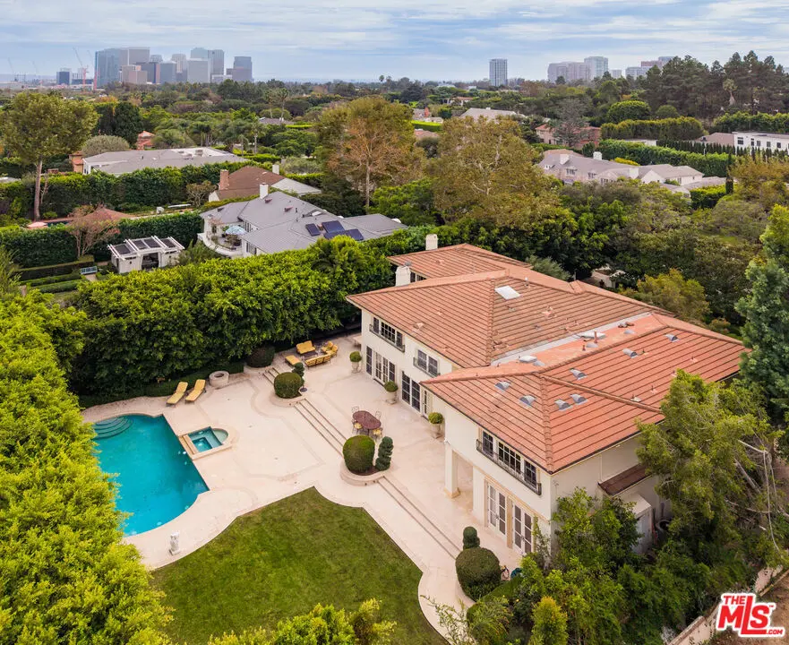 Single Family Residence for rent at 916 N Whittier Drive, Beverly Hills, CA featuring 6 beds and 8 baths