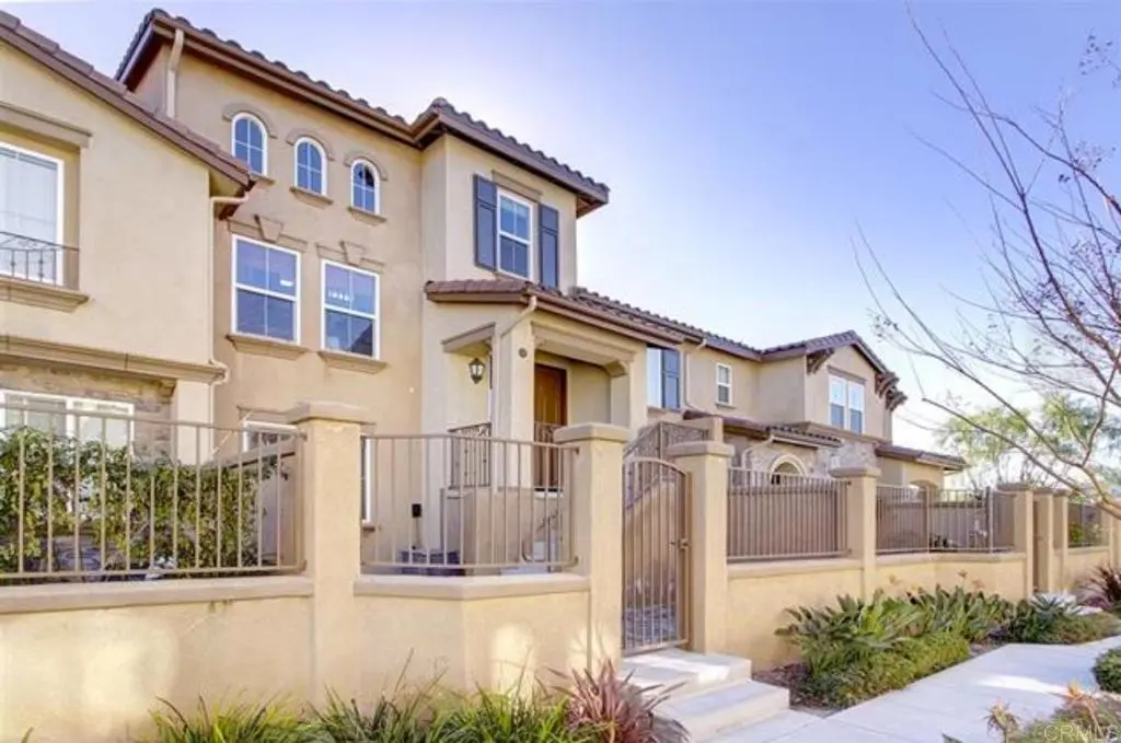 Townhouse for rent at 10428 Whitcomb Way 120, San Diego, CA featuring 3 beds and 3 baths