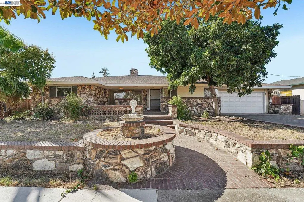 Single Family Residence for sale at 214 Redondo Dr, Pittsburg, CA featuring 2 beds and 3 baths