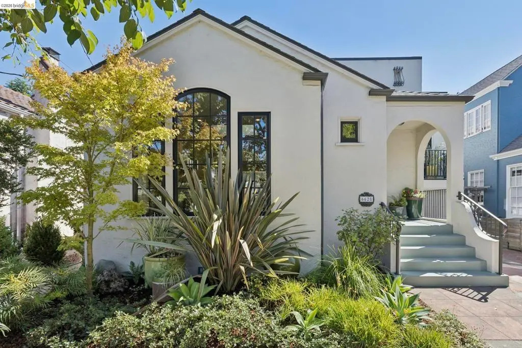 Single Family Residence for sale at 6628 Chabot Rd, Oakland, CA featuring 3 beds and 2 baths