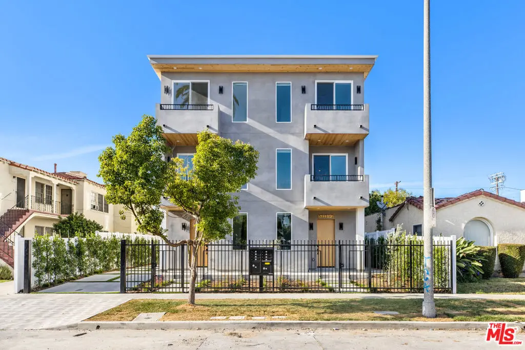 Condominium for rent at 5225 W 20th Street 3/4, Los Angeles, CA and 1 bath