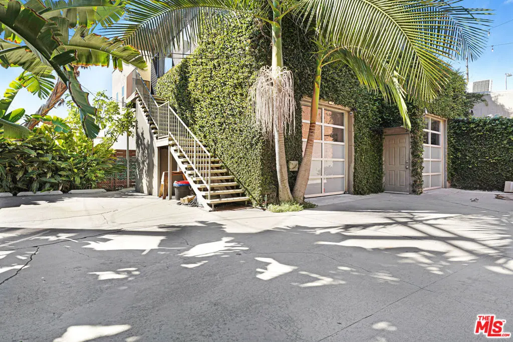 Condominium for rent at 4870 1/2 W Adams Boulevard, Los Angeles, CA featuring 2 beds and 2 baths