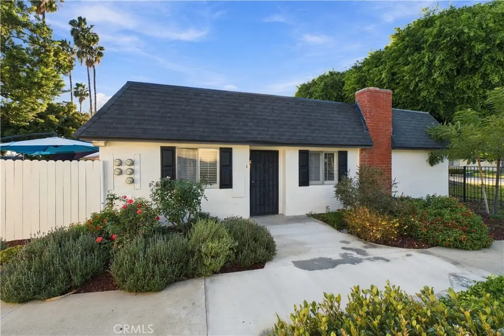 1340 Victoria J, Fullerton, CA — listing photo 1