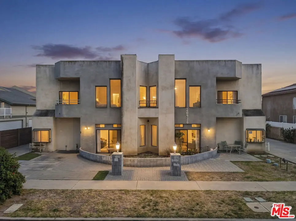 20920 Community Street 10, Canoga Park, CA — listing photo 1