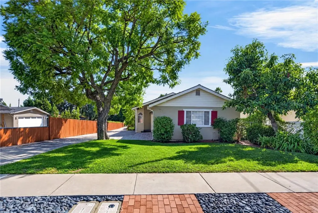 300 W Laurel Avenue, Sierra Madre, CA — listing photo 1