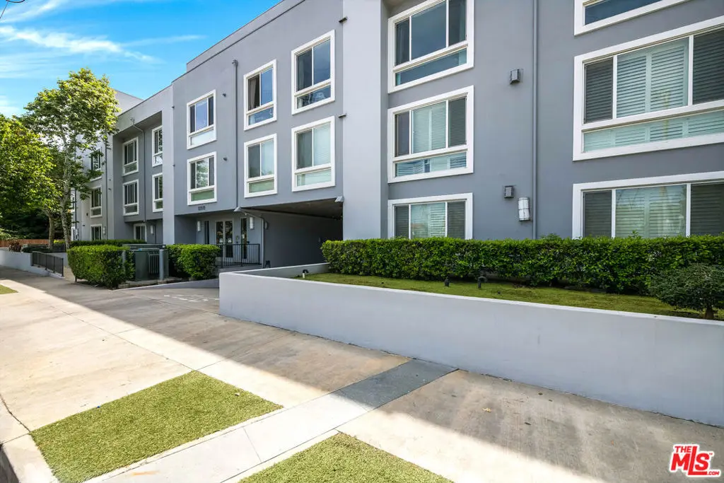 10878 Bloomfield Street 406, Toluca Lake, CA — listing photo 1