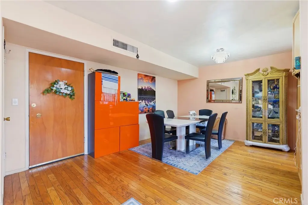 5429 Newcastle 303, Encino, CA — listing photo 1