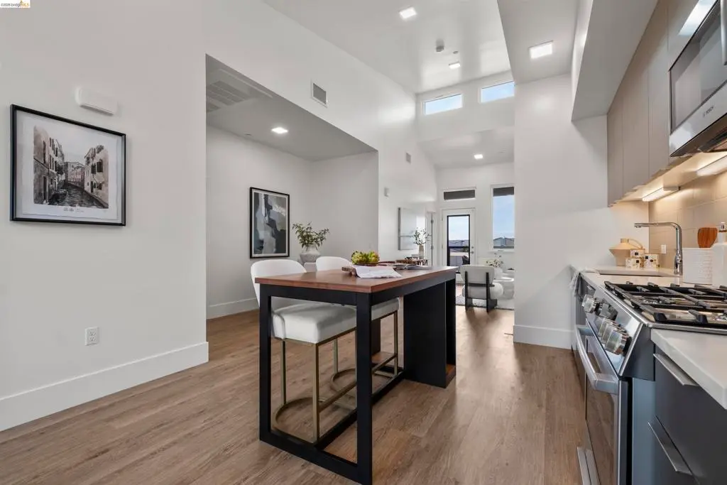 Condominium for sale at 1545 32nd St 314, Oakland, CA featuring 2 beds and 2 baths