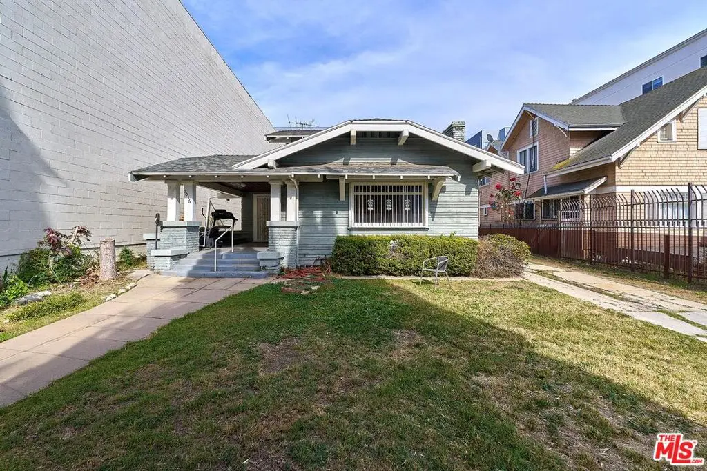 Single Family Residence for rent at 1016 1/2 S Oxford Avenue, Los Angeles, CA featuring 1 bed and 1 bath
