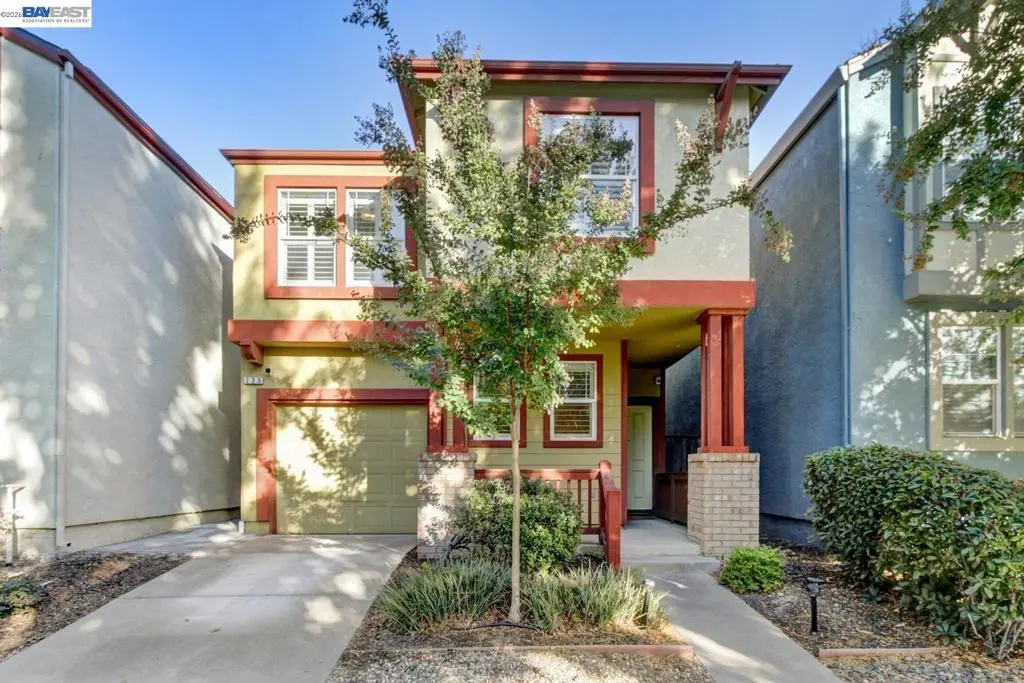 Single Family Residence for sale at 223 Washington Pl, West Sacramento, CA featuring 3 beds and 3 baths