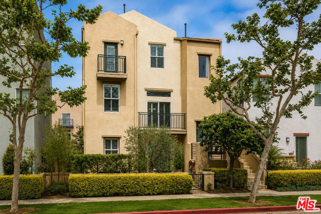 Townhouse for rent at 13023 Bluff Creek Drive 29, Los Angeles, CA featuring 3 beds and 4 baths
