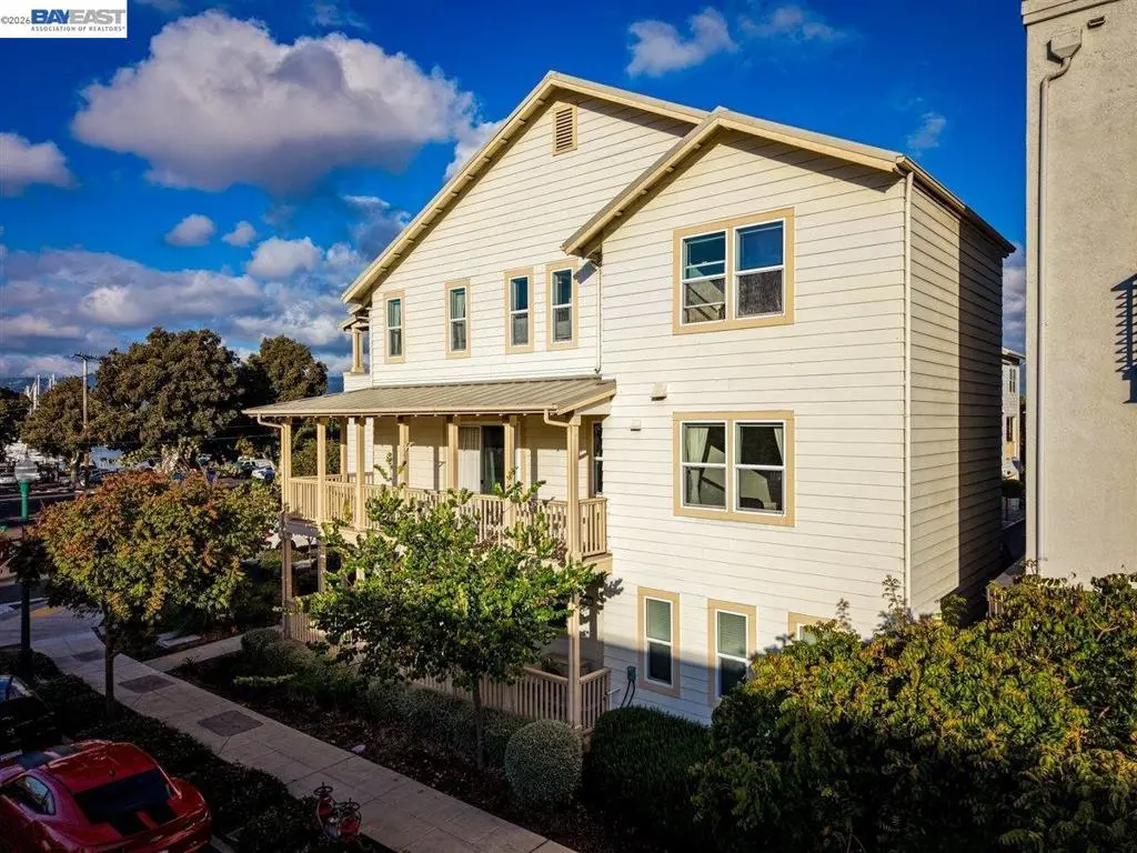 Condominium for sale at 1826 Entrance Rd, Alameda, CA featuring 4 beds and 4 baths