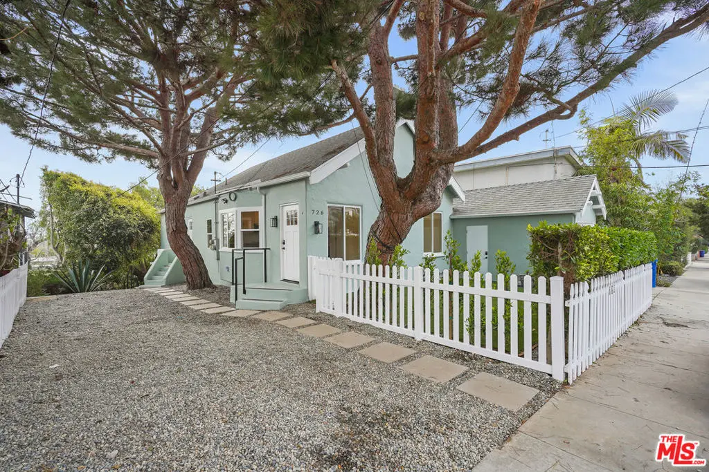 Single Family Residence for rent at 726 Pier Avenue B, Santa Monica, CA featuring 1 bed and 1 bath