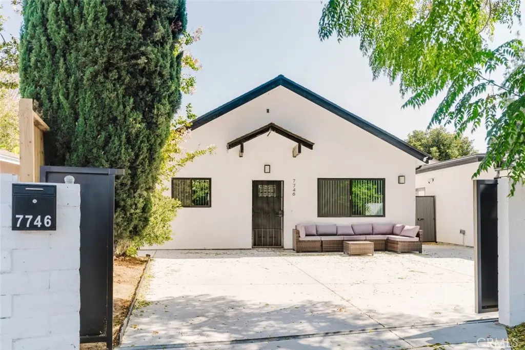 7746 Shadyspring Place, Burbank, CA — listing photo 1