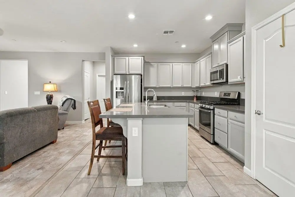 863 Fritz Drive, Los Banos, CA — listing photo 1