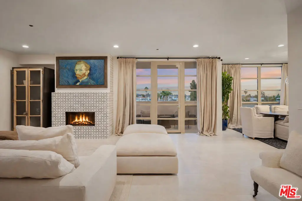 870 Haverford Avenue 303, Pacific Palisades, CA — listing photo 1