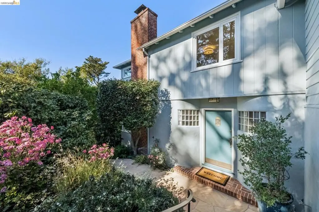 Single Family Residence for sale at 2556 Carisbrook Dr, Oakland, CA featuring 3 beds and 4 baths