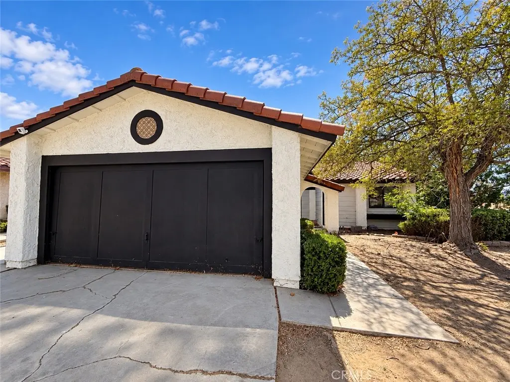 1002 E Avenue J6 Avenue, Lancaster, CA — listing photo 1