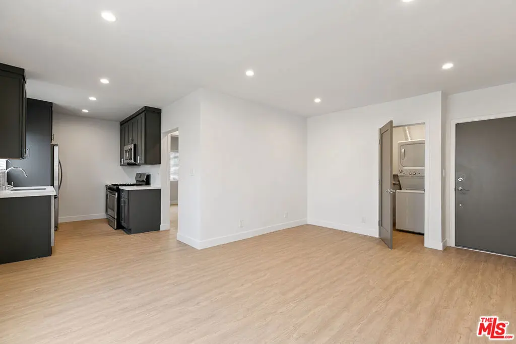 3314 S MENTONE Avenue 8, Los Angeles, CA — listing photo 1