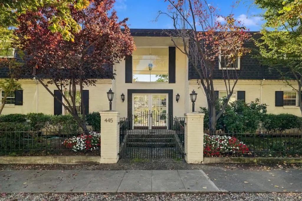 Condominium for sale at 445 Oak Grove Avenue 9, Menlo Park, CA featuring 2 beds and 1 bath