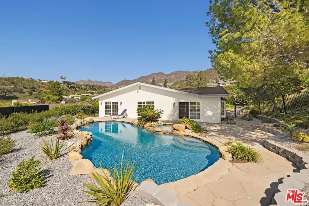 250 Surfview Drive, Pacific Palisades, CA — listing photo 1