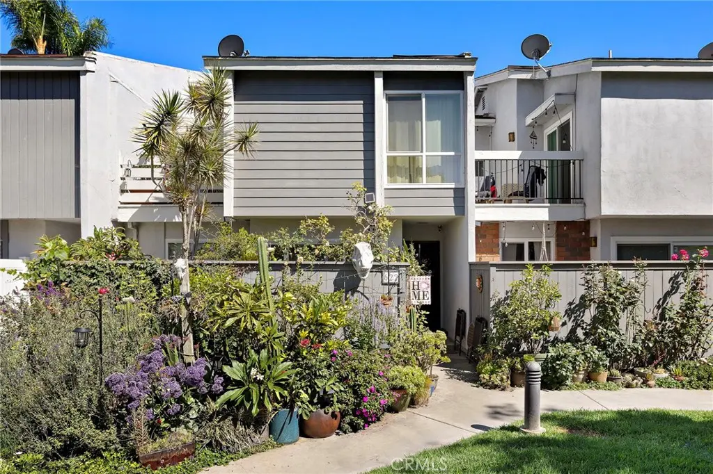 Condominium for sale at 622 Whitney Way, Costa Mesa, CA featuring 3 beds and 3 baths