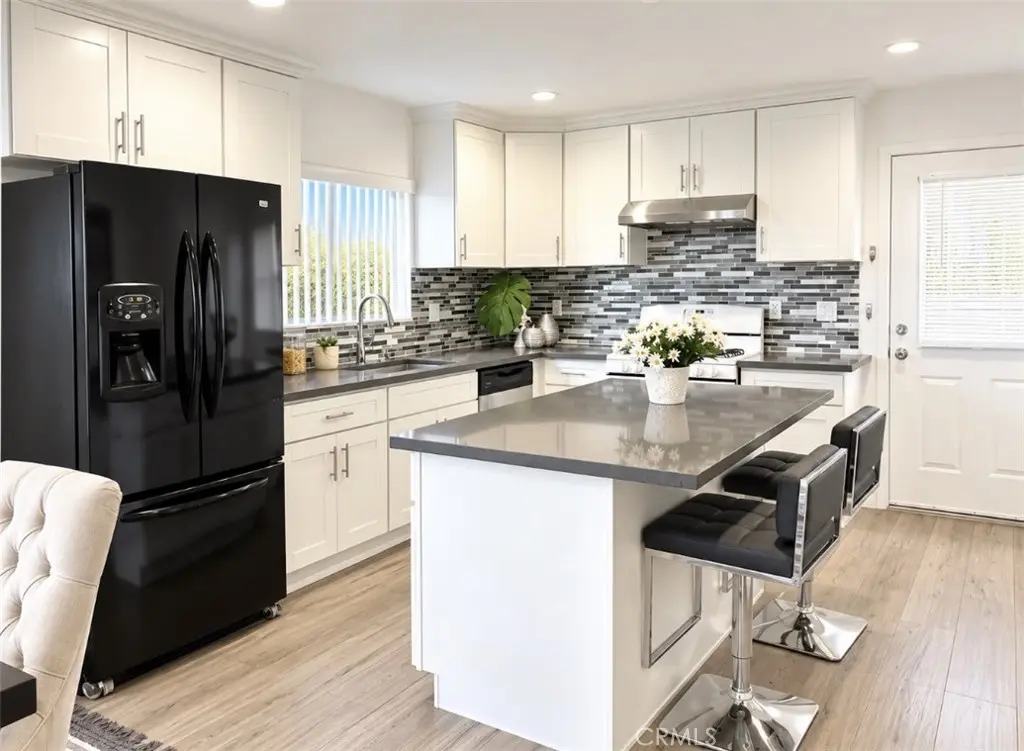 Townhouse for rent at 3525 Siskiyou, Los Angeles, CA featuring 5 beds and 4 baths