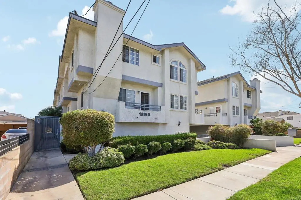 16910 S Dalton Avenue 8, Gardena, CA — listing photo 1